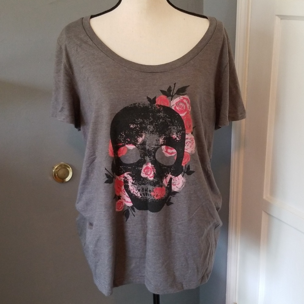 Torrid skull&roses tshirt grey size 2